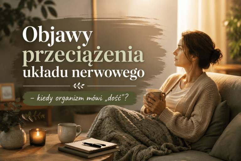 Kobieta siedzi w przytulnym salonie z kubkiem ciepłego napoju i spokojnie patrzy przed siebie. Na grafice znajduje się tytuł „Objawy przeciążenia układu nerwowego – kiedy organizm mówi „dość”?”, nawiązujący do przewlekłego stresu, zmęczenia i potrzeby regeneracji.