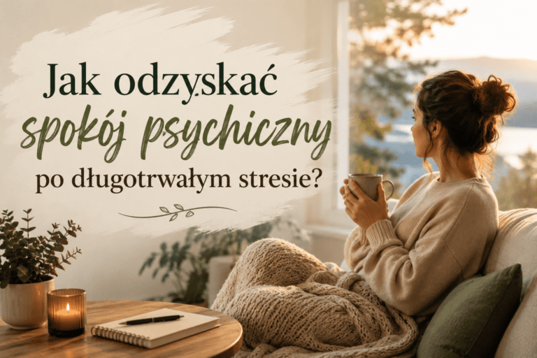 Kobieta siedzi w przytulnym salonie z kubkiem ciepłego napoju i spokojnie patrzy przez okno na otaczającą naturę. Na grafice znajduje się tytuł „Jak odzyskać spokój psychiczny po długotrwałym stresie?”, nawiązujący do regeneracji układu nerwowego, wyciszenia i odzyskiwania wewnętrznej równowagi.