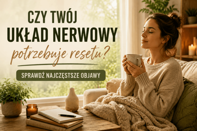 Kobieta siedzi na kanapie przy dużym oknie i trzyma kubek z ciepłym napojem, mając zamknięte oczy i spokojny wyraz twarzy. Na grafice znajduje się tytuł „Czy Twój układ nerwowy potrzebuje resetu? Sprawdź najczęstsze objawy”, nawiązujący do przeciążenia układu nerwowego, przewlekłego stresu i regeneracji organizmu.