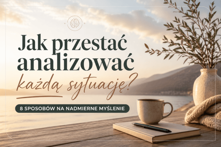 Spokojny krajobraz jeziora o zachodzie słońca z górami w tle oraz drewnianym stolikiem z kubkiem, notesem, długopisem i dekoracyjną rośliną. Na grafice znajduje się tytuł „Jak przestać analizować każdą sytuację? 8 sposobów na nadmierne myślenie”.