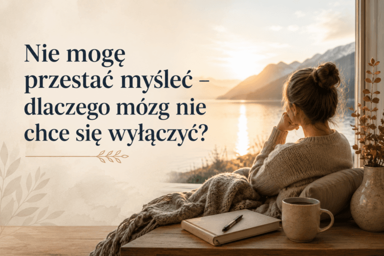 Kobieta siedzi przy dużym oknie i spokojnie patrzy na jezioro oraz góry o zachodzie słońca. W przytulnym wnętrzu znajdują się kubek, notes i koc. Na grafice widnieje tytuł „Nie mogę przestać myśleć – dlaczego mózg nie chce się wyłączyć?”, nawiązujący do natłoku myśli i overthinkingu.