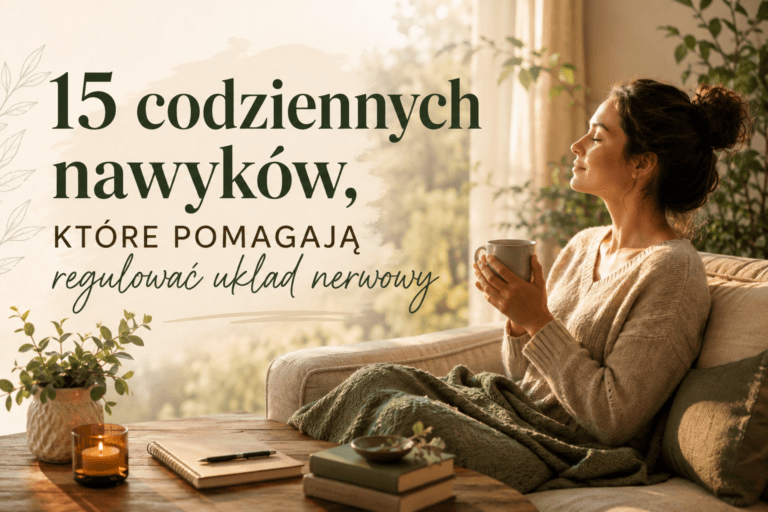 Kobieta siedzi na kanapie przy dużym oknie, trzyma kubek z ciepłym napojem i ma zamknięte oczy. Na grafice znajduje się tytuł „15 codziennych nawyków, które pomagają regulować układ nerwowy”. Ciepłe światło, rośliny i spokojne wnętrze symbolizują codzienną regenerację, wyciszenie i budowanie zdrowych nawyków.