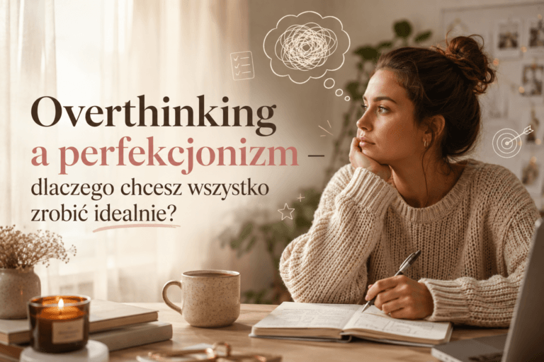 Kobieta siedzi przy biurku z notesem i długopisem, zamyślona i skupiona nad wykonywanym zadaniem. Wokół niej widoczne są symbole nadmiernego analizowania, perfekcjonizmu i presji osiągania idealnych rezultatów. Na grafice znajduje się tytuł „Overthinking a perfekcjonizm – dlaczego chcesz wszystko zrobić idealnie?”.