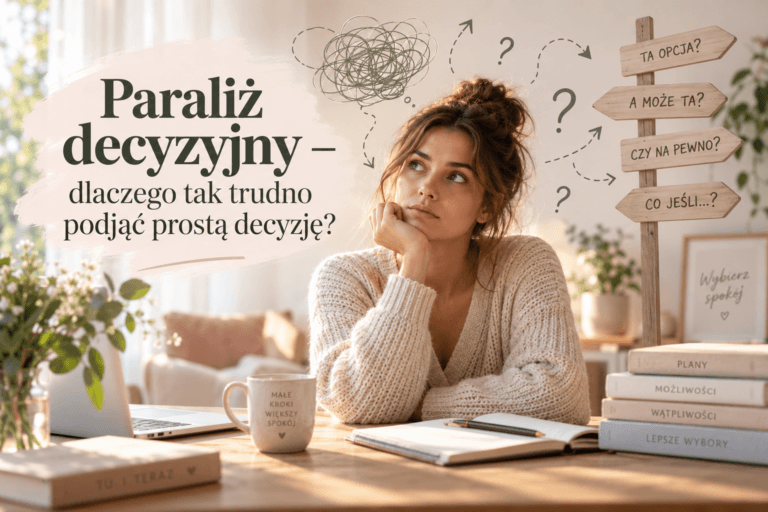 Zamyslona kobieta siedzi przy biurku i zastanawia się nad wyborem, a wokół niej widoczne są znaki zapytania, splątane linie myśli i drogowskaz z różnymi możliwościami. Grafika symbolizuje paraliż decyzyjny, nadmierne analizowanie, wątpliwości i trudności z podjęciem decyzji.